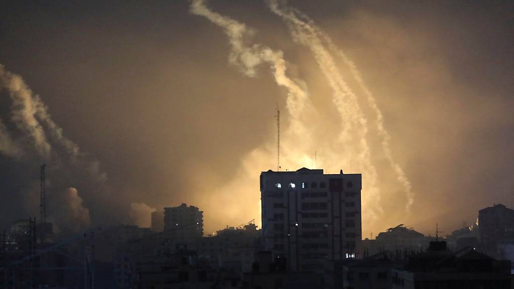 Rauch steigt nach israelischen Angriffen in Gaza-Stadt auf. Foto: Abed Khaled/AP/dpa