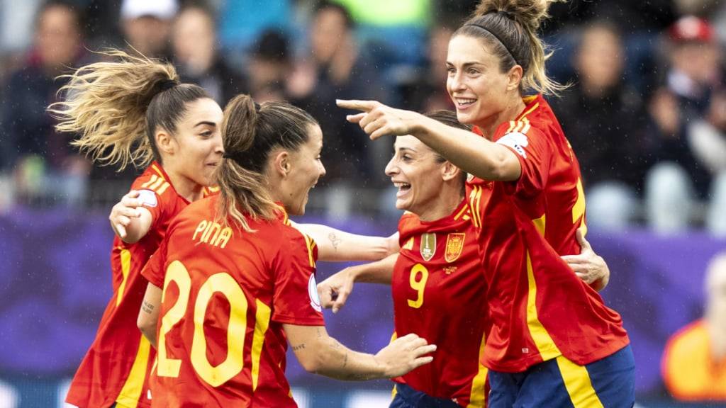 Überragend: Die Doppeltorschützin Alexia Putellas (re.) feiert mit ihren Teamkolleginnen eines von sechs Toren gegen Belgien