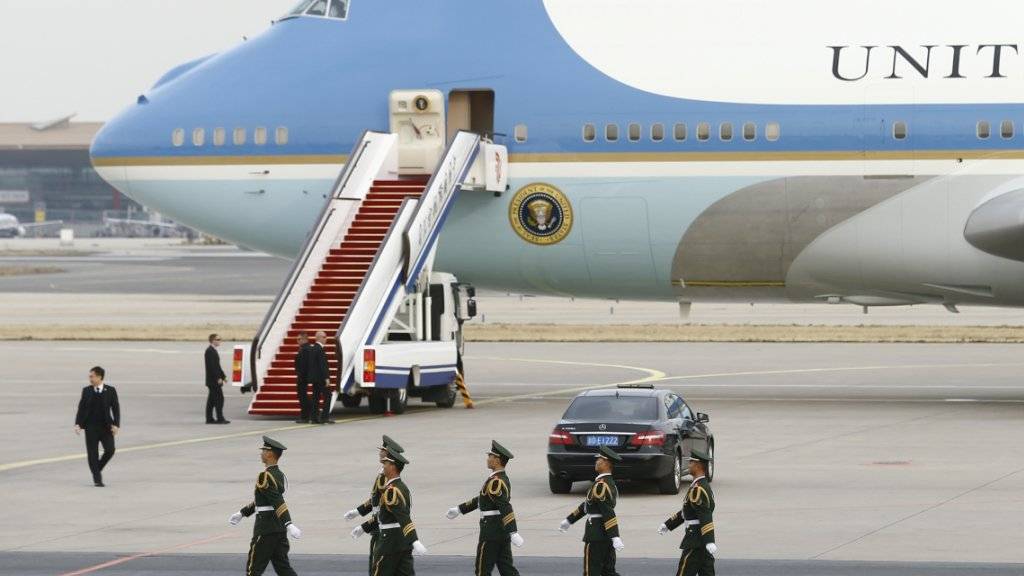 Das Personal und die Regierungsmaschine Air Foce One stehen dem US-Präsidenten auch bei einem Verwaltungsstillstand zu. (Archivbild)