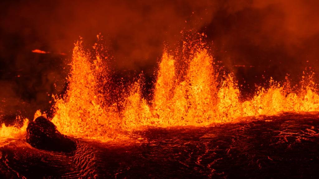 ARCHIV - Ein neuer Vulkanausbruch auf der Halbinsel Reykjanes in Island. Foto: Marco di Marco/AP/dpa