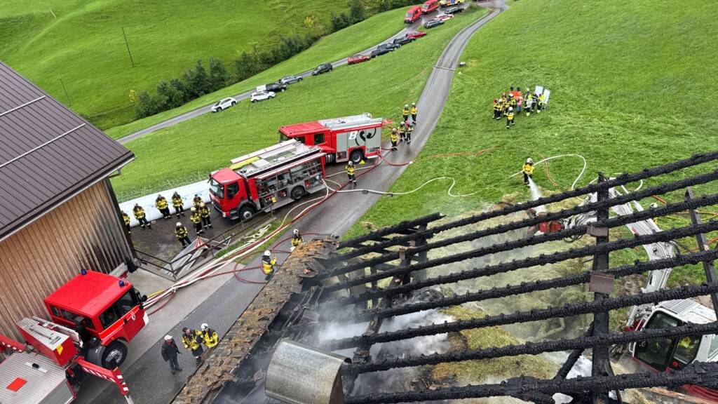 Vermutlich ein Blitzeinschlag hat am Samstagnachmittag in Gonten AI einen Brand in einem Stallgebäude ausgelöst. Personen und Tiere wurden keine verletzt.