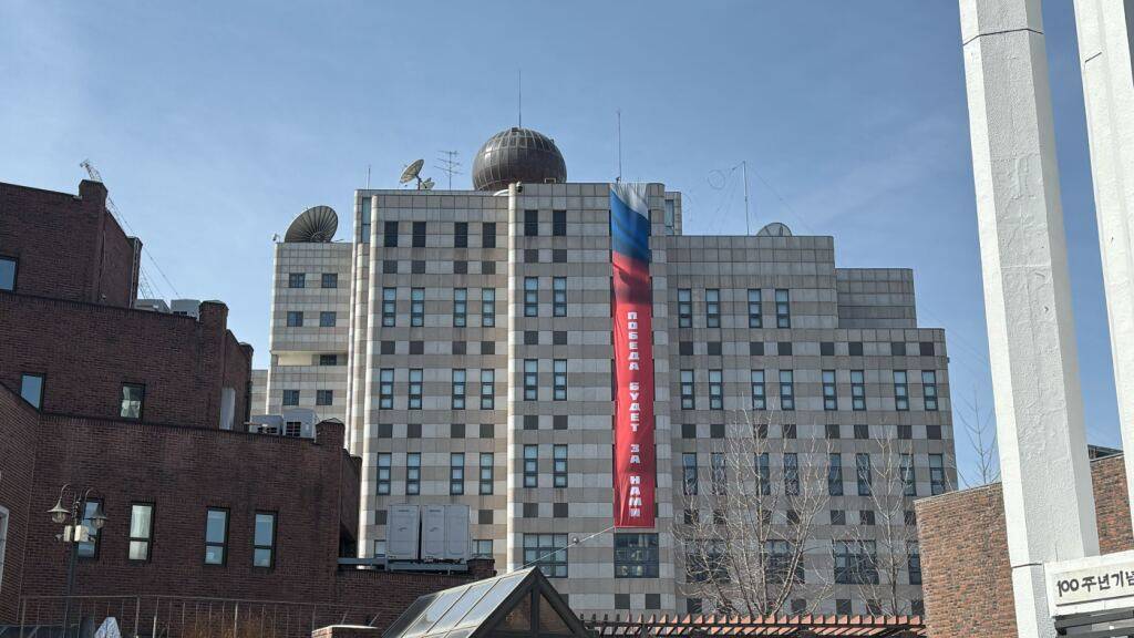 Die russische Botschaft hat an ihrer Außenfassade ein Banner angebracht, auf dem der Schriftzug «Der Sieg wird unser sein» prangt. Foto: Fabian Kretschmer/dpa