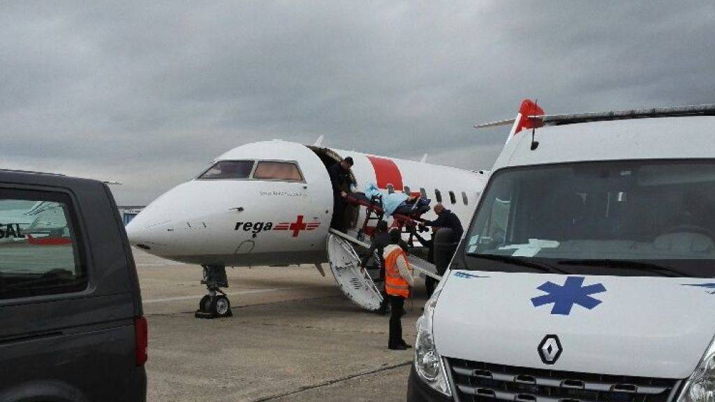 Die verletzte Schweizerin wird in das Rega-Flugzeug gebracht.