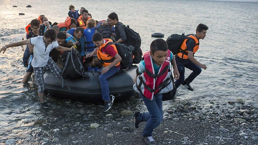 Flüchtlinge gehen auf der griechischen Insel Kos an Land. Sie sind sind damit - von der Türkei her kommend - in der EU.