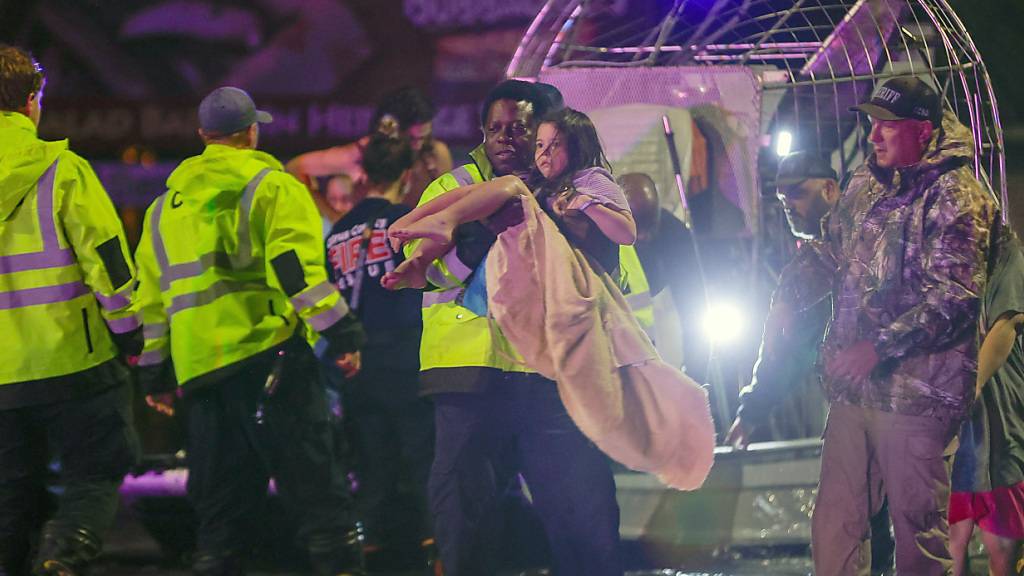 dpatopbilder - Ein Luftkissenboot transportiert Bewohner, die vor der Sturmflut des Hurrikans Helene gerettet wurden. Foto: Luis Santana/Tampa Bay Times/ZUMA Press Wire/dpa