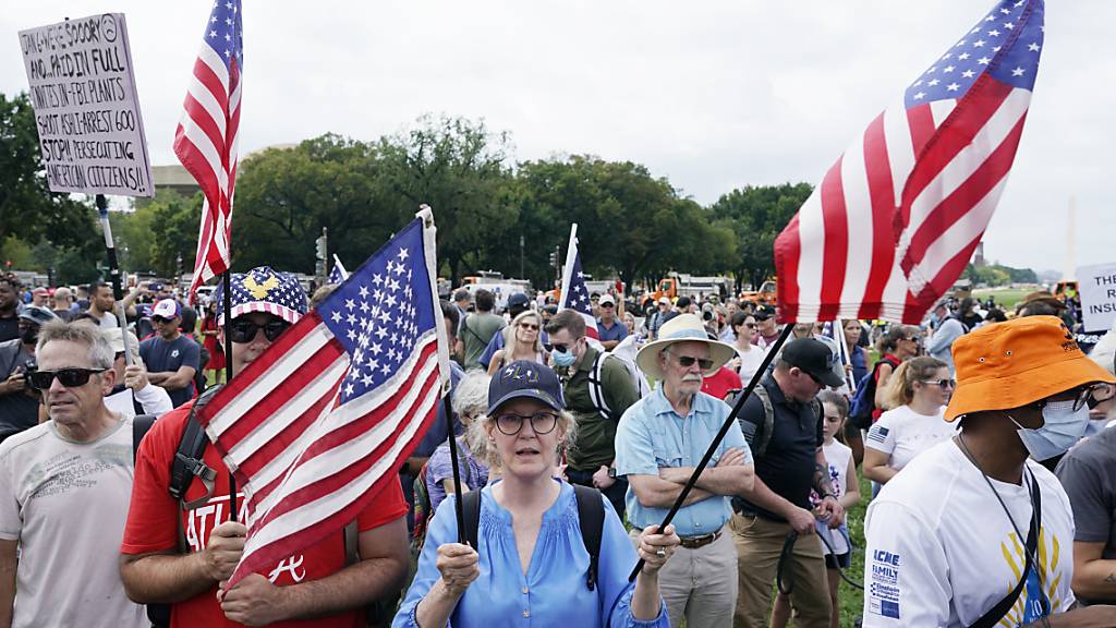 Anhänger des ehemaligen US-Präsidenten Trump nehmen an einer Demonstration in der Nähe des Kapitols in Washington teil. Foto: Gemunu Amarasinghe/AP/dpa
