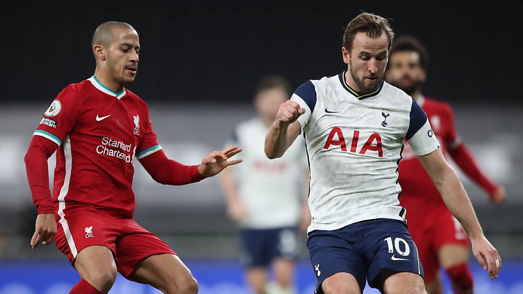 Musste am Donnerstagabend im Spiel gegen Liverpool zur Halbzeit ausgewechselt werden: Tottenhams Stürmerstar Harry Kane (rechts).