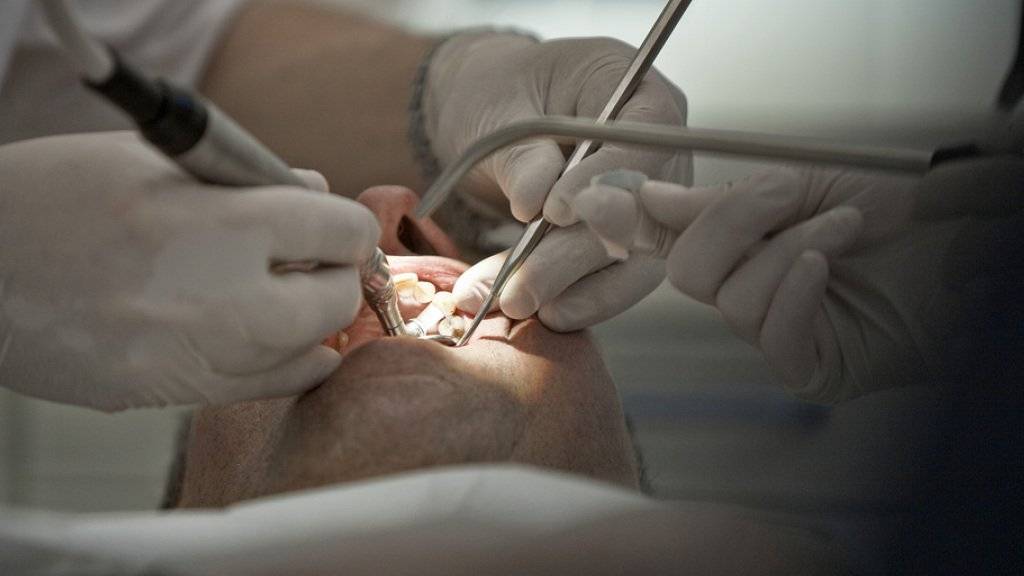 Ein Zahnarzt in Frankreich fügte Dutzenden Patienten mit unnötigen Eingriffen schweren Schaden zu. Jetzt steht er vor Gericht. Die Staatsanwaltschaft fordert eine Strafe von acht Jahren Gefängnis. (Symbolbild)