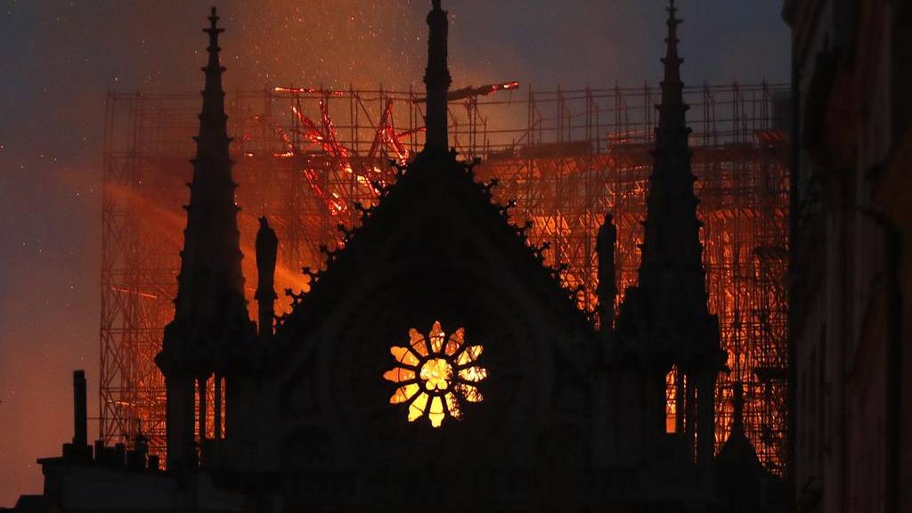 Die berühmte Fassade der Notre-Dame vor den lodernden Flammen 2019.