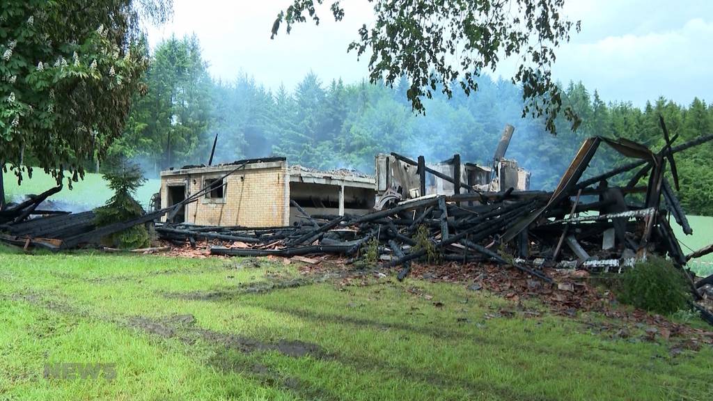 Bauernhaus in Wahlendorf nach Blitzeinschlag niedergebrannt