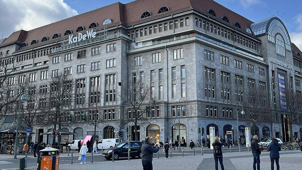 Die Gesellschaft, über welche die Signa-Holding unter anderem die Beteiligung am Luxuskaufhaus KaDeWe in Berlin hielt, ist nun auch offiziell pleite. (Archivbild)