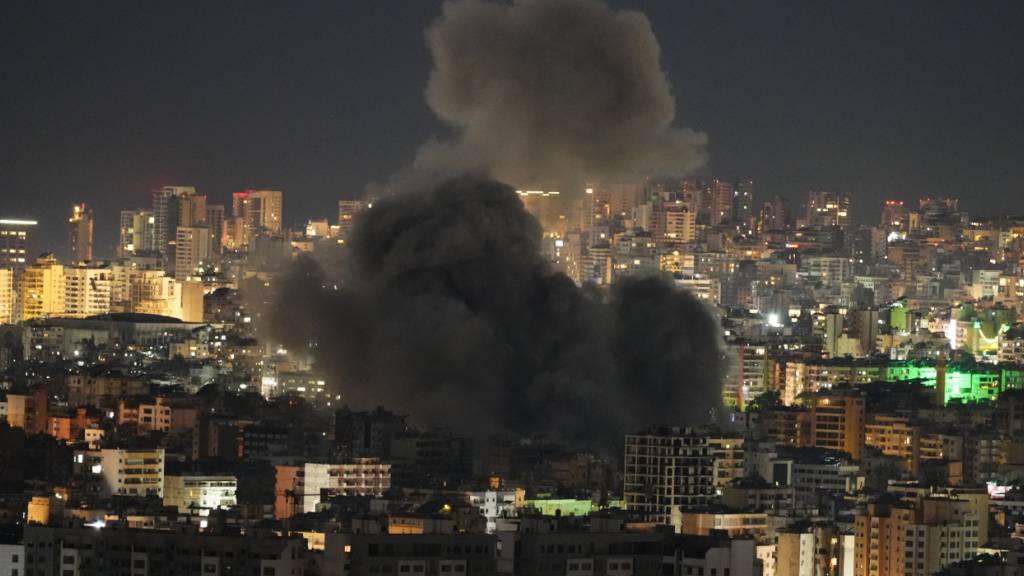 Rauch steigt nach einem israelischen Luftangriff in Dahiyeh, einem südlichen Vorort von Beirut, Libanon, Donnerstag, 5. März 2026, auf. Foto: Hassan Ammar/AP/dpa