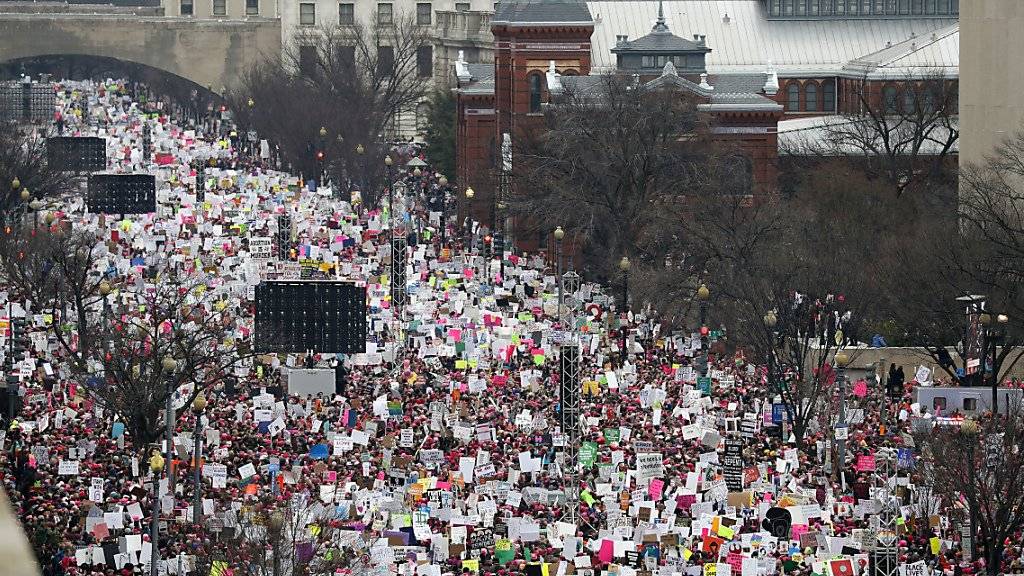 Tausende sind unterwegs auf Washingtons Independence Avenue anlässlich des Women's March.
