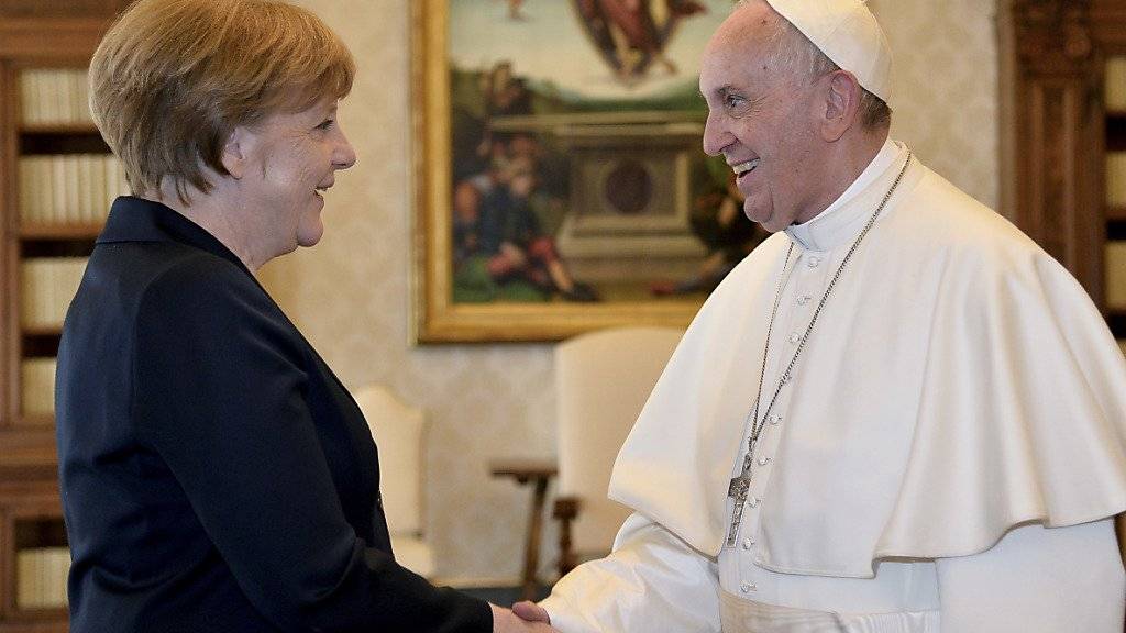 Papst Franziskus, der heute in Rom mit dem Aachener Karlspreis ausgezeichnet worden ist, hat die deutsche Kanzlerin Angela Merkel zu einer privaten Audienz empfangen.
