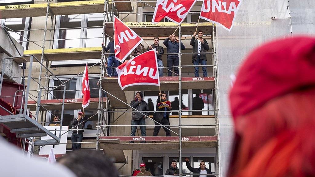 Ende eines langen Streits: Baumeister und Gewerkschaften haben nach Verhandlungsabrüchen und Streiks sich auf einen neuen Landesmantelvertrag geeinigt. (Bild: Protesttag der Gewerkschaft Unia in Zürich am 10. November 2015)