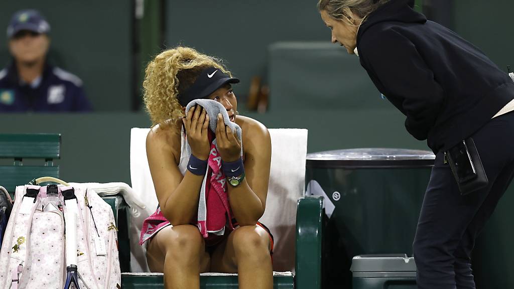 Naomi Osaka ist nach dem Zwischenfall in Indian Wells im Gespräch mit einer WTA-Verantwortlichen.
