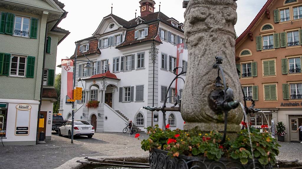 Das Dorfzentrum von Sarnen mit dem Rathaus. In diesem wird der Kantonsrat einen neuen Oberstaatsanwalt oder eine neue Oberstaatsanwältin wählen. (Archivaunfahme)