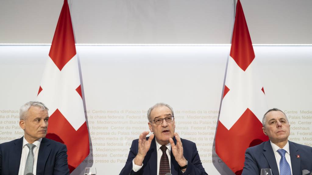 Bundespräsident Guy Parmelin (Mitte), flankiert von Aussenminister Ignazio Cassis (rechts) und Justizminister Beat Jans (links), hat am Freitag den Ball beim EU-Vertragspaket dem Parlament übergeben.