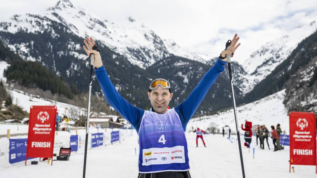 Der Langläufer Julien Arcoria erreicht das Ziel eines Langlaufwettkampfs an den National Winter Games in Haslital 2024. (Archivbild)