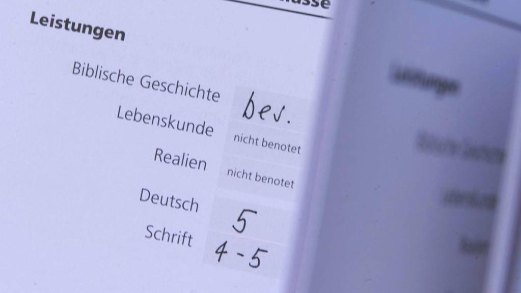 Im Kanton Schwyz werden die Zeugnisse an der Volksschule angepasst. (Symbolbild)