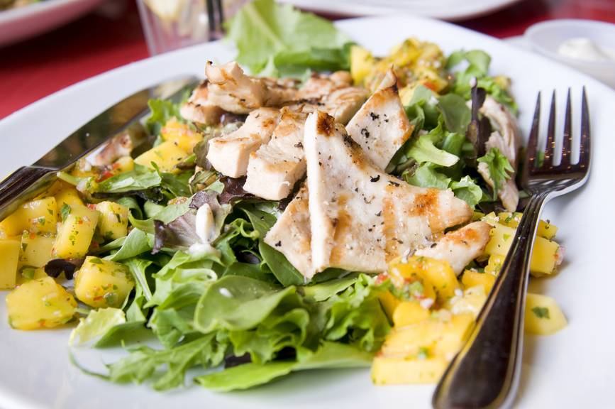 Mango macht den Salat sommerlich leicht.