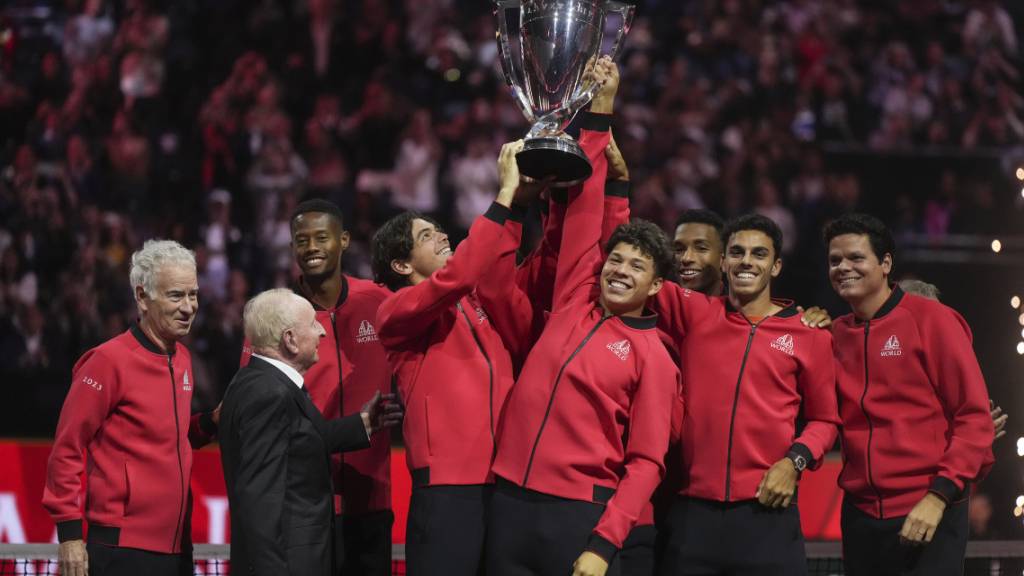 Das Team Welt mit Captain John McEnroe stemmt diesmal den Pokal in die Höhe