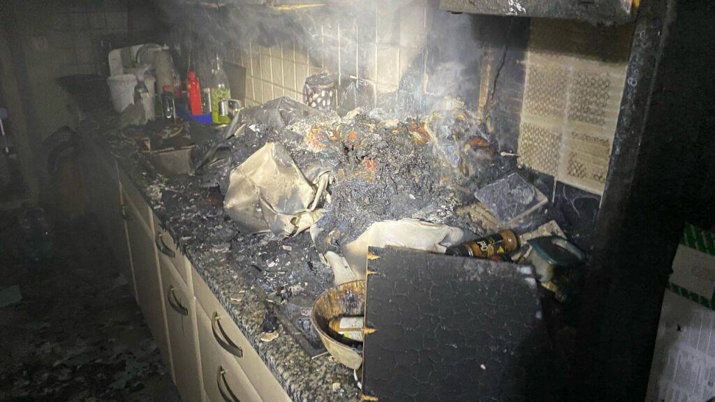 Bei einem Brand wurde am Samstag die Küche eines Bauernhauses in Altdorf SH zerstört und eine Bewohnerin verletzt.