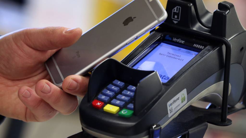 Seit Juli 2024 muss Apple Drittanbietern einen kostenlosen Zugang zur NFC-Technologie auf iOS-Geräten gewähren. Diese wird unter anderem für Zahlungen genutzt. (Archivbild)