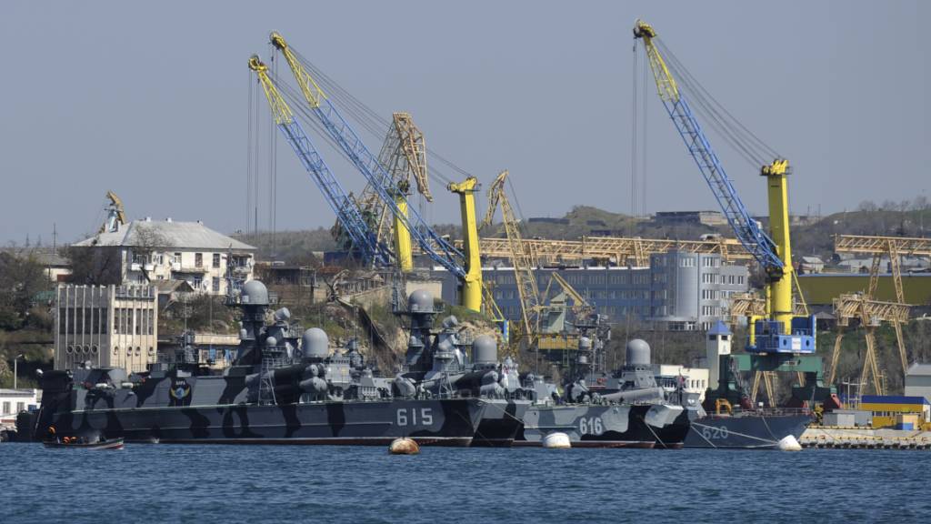 ARCHIV - Schiffe der russischen Schwarzmeerflotte liegen am 31. März 2014 in einer der Buchten von Sewastopol. Foto: Uncredited/AP/dpa