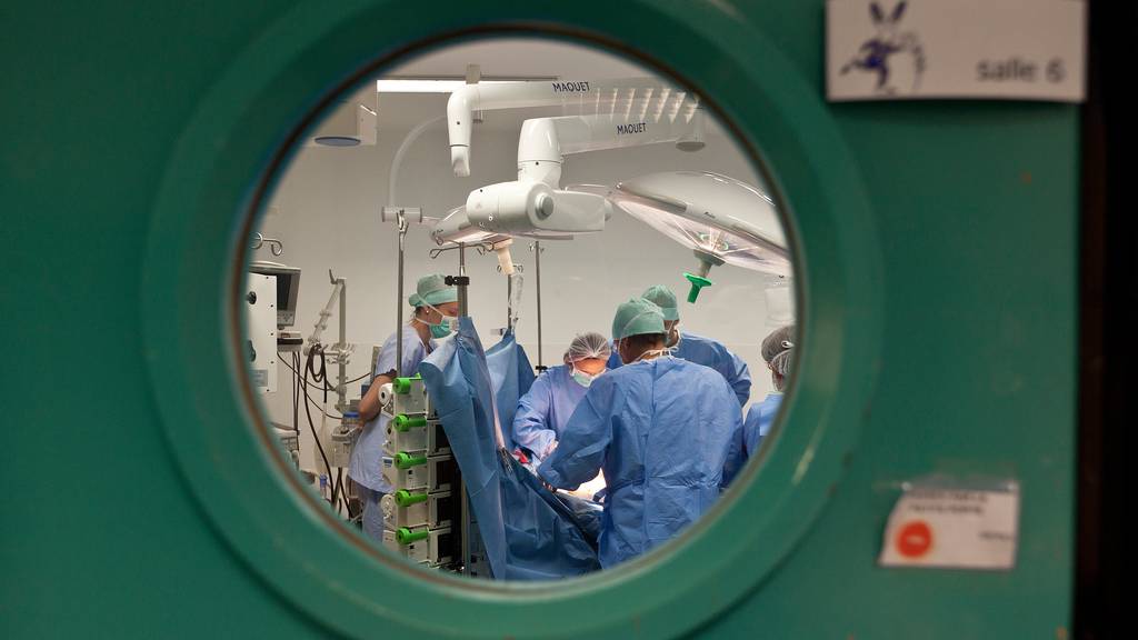 Ein Ärzte-Team des Kinderspitals Zürich entnimmt in Frankreich ein Spenderherz. (Symbolbild)