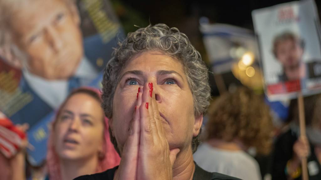 dpatopbilder - Menschen versammeln sich auf dem Geiselplatz vor der Freilassung von Geiseln aus der Gefangenschaft der islamistischen Terrororganisation Hamas in Gaza. Foto: Ilia Yefimovich/dpa