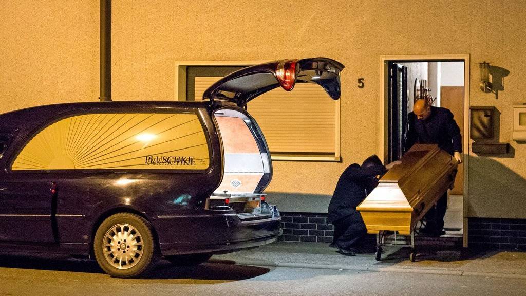 Der Wagen eines Bestattungsunternehmens steht am 12. November 2015 vor einem Haus in Wallenfels, Bayern. Die Polizei hat in einem Anwesen in Wallenfels sterbliche Ueberreste von Saeuglingen gefunden. (KEYSTONE/APA/Fricke)