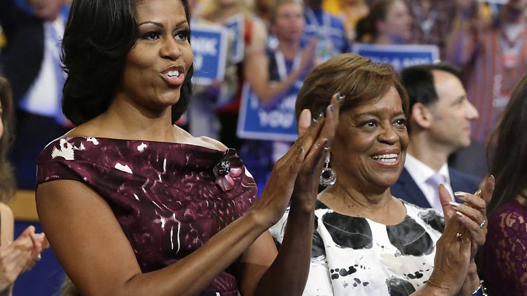 ARCHIV - First Lady Michelle Obama (l) und ihre Mutter Marian Robinson reagieren auf eine Rede. Foto: Charles Dharapak/AP