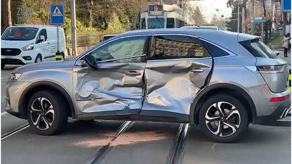 Tram rammt bei der ETH ein Auto – eine Person verletzt