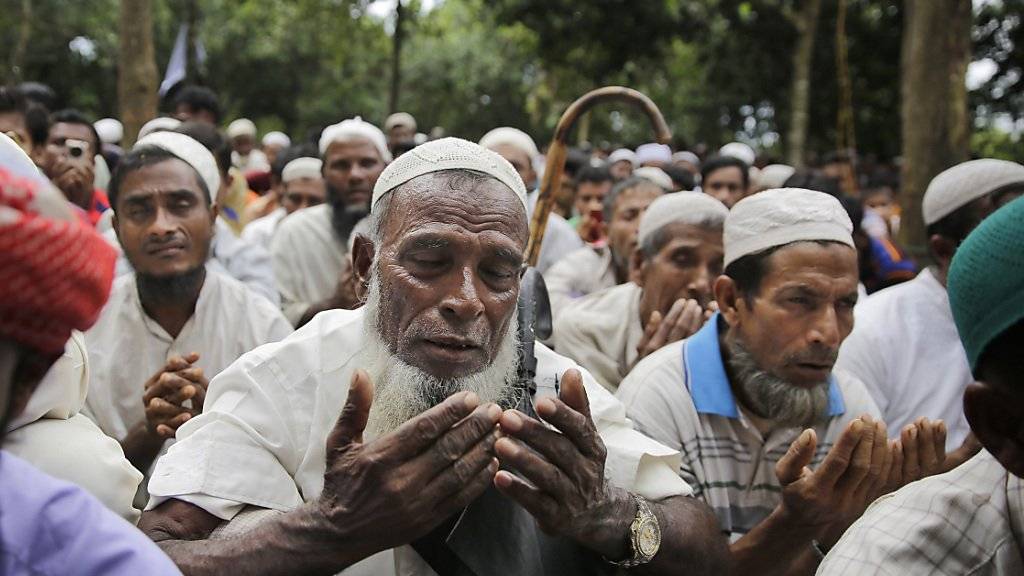 Rohingya-Flüchtlinge beim Gedenk-Gebet in einem Flüchtlingslager in Bangladesch.