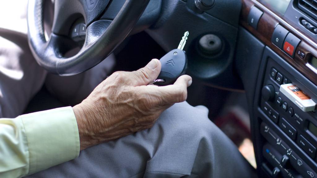 Auf der Mittelkonsole hatte der Besitzer des entwendeten Autos den Autoschlüssel liegen gelassen. (Archivbild)