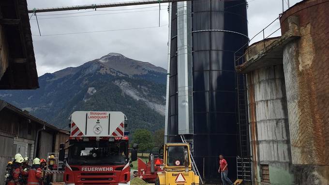 Zwei Männer fast in Silo erstickt