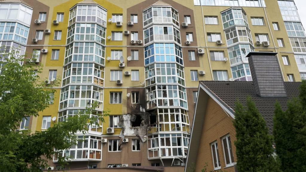 ARCHIV - Zerbrochene Fenster und Brandspuren sind an einem Wohnhaus in Woronesch zu sehen. Foto: Ara Kilanyants/Kommersant Publishing House/AP/dpa