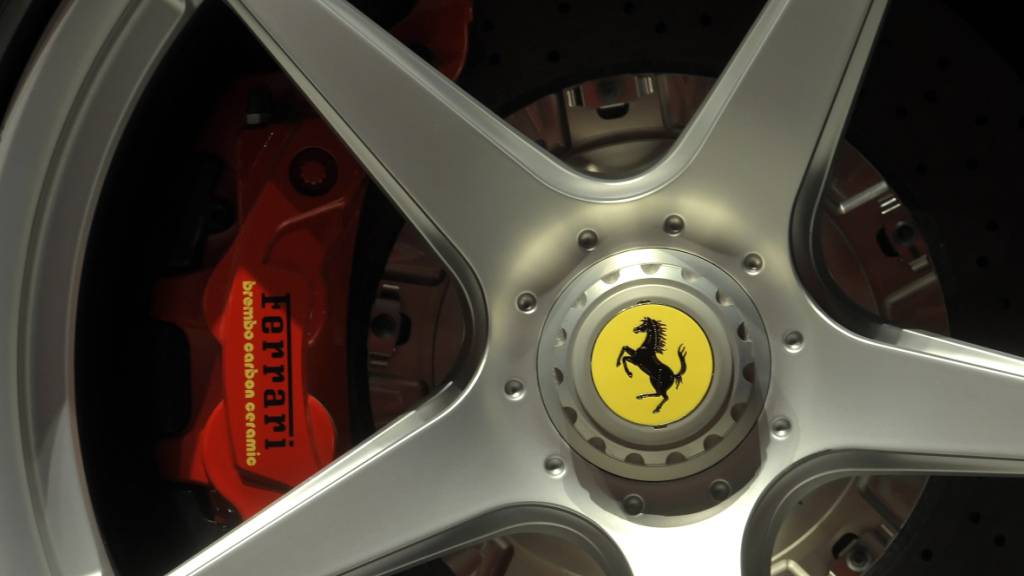 Der italienische Sportwagenhersteller Ferrari tritt bei seinen Gewinnzielen wegen der Coronapandemie auf die Bremse. (Archivbild)