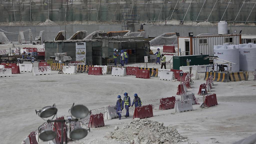 Die Arbeitsbedingungen auf den Baustellen in Katar sind hart. Hier entsteht das Stadion für die Fussball-WM 2022. Laut Amnesty International haben zahlreiche Arbeiter über Monate hinweg keinen Lohn erhalten. (Archivbild)
