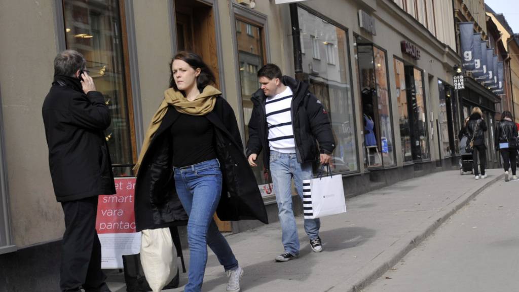 Konsumenten in Europa würden gerne nachhaltiger shoppen: Einkaufende in Stockholm (Symbolbild).
