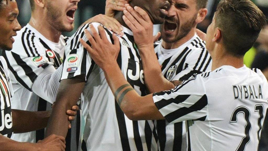 Die Spieler von Juventus bejubeln den Führungstreffer von Paul Pogba