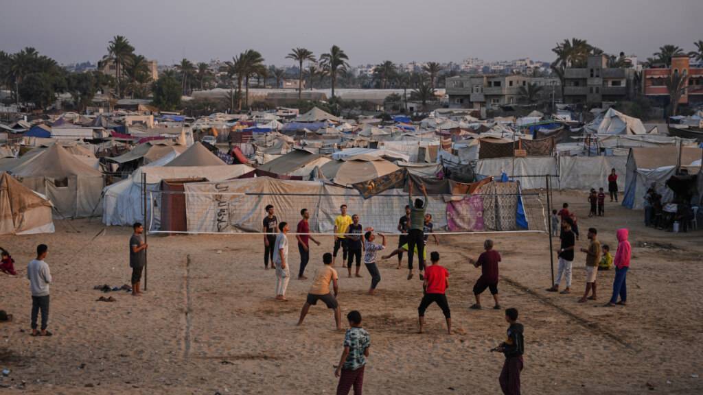 Volleyball-Spiel in  einem Zeltlager im Gaza-Streifen. Die Schweiz stellt zur Unterstützung des US-Friedensplans für den Nahen Osten Fachwissen und Geld bereit. (Themenbild)