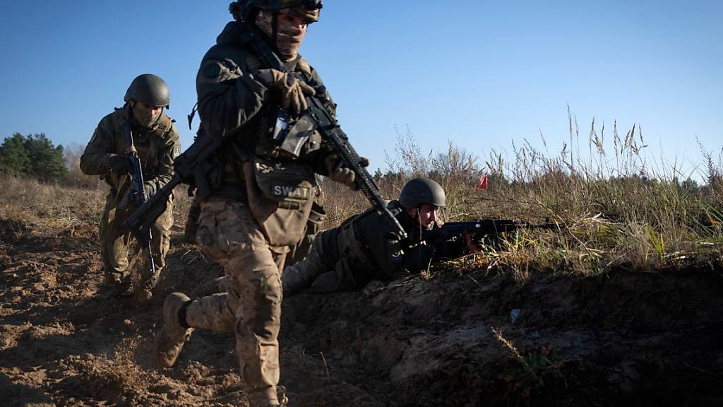 Soldaten der 1. Brigade der ukrainischen Nationalgarde Bureviy (Hurricane) üben während der Gefechtsausbildung auf einem Truppenübungsplatz im Norden der Ukraine. Foto: Efrem Lukatsky/AP/dpa