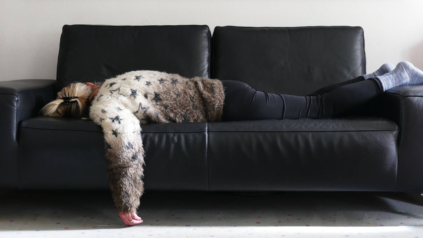 Long Covid_erschöpft auf Sofa