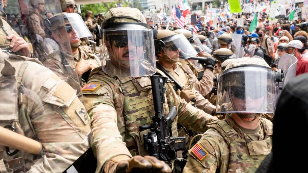 Die kalifornische Nationalgarde und Marineinfanteristen drängen Demonstranten zurück während einer Demonstration vor dem Bundesgebäude. Foto: Noah Berger/AP/dpa