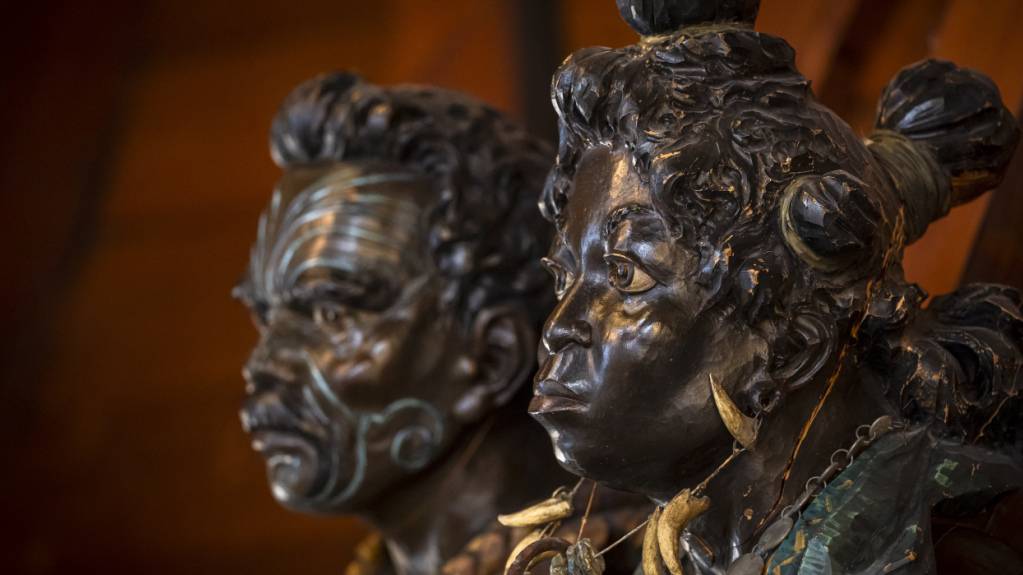 Der Zürcher Stadtrat hält eine Kontextualisierung der geschnitzten Figuren in der Aula des Schulhauses Hirschengraben für angemessen. (Archivbild)