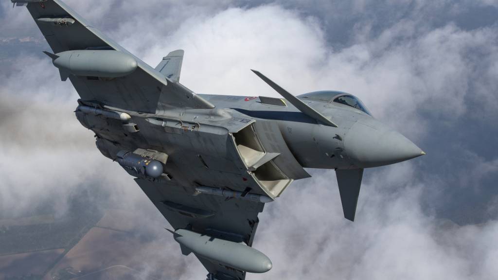 ARCHIV - Ein Mehrzweckkampfflugzeug vom Typ «Eurofighter Typhoon» der italienischen Luftwaffe nimmt an der NATO Baltic Air Policing Mission teil. Foto: Mindaugas Kulbis/AP/dpa
