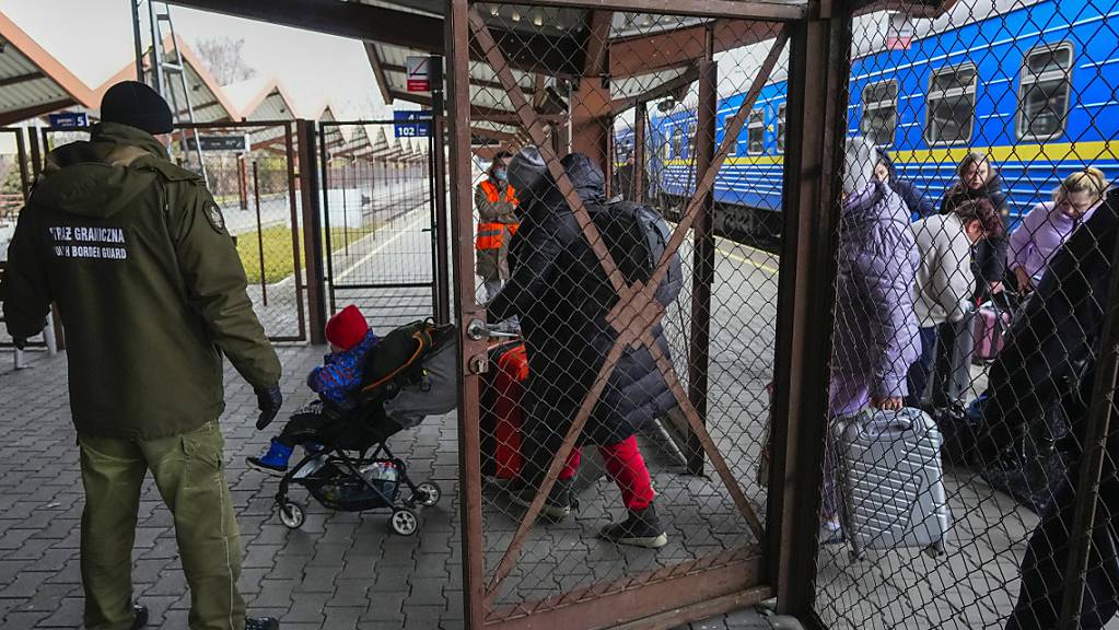 Im polnischen Bahnhof Przemysl treffen Flüchtlinge aus der benachbarten Ukraine ein.