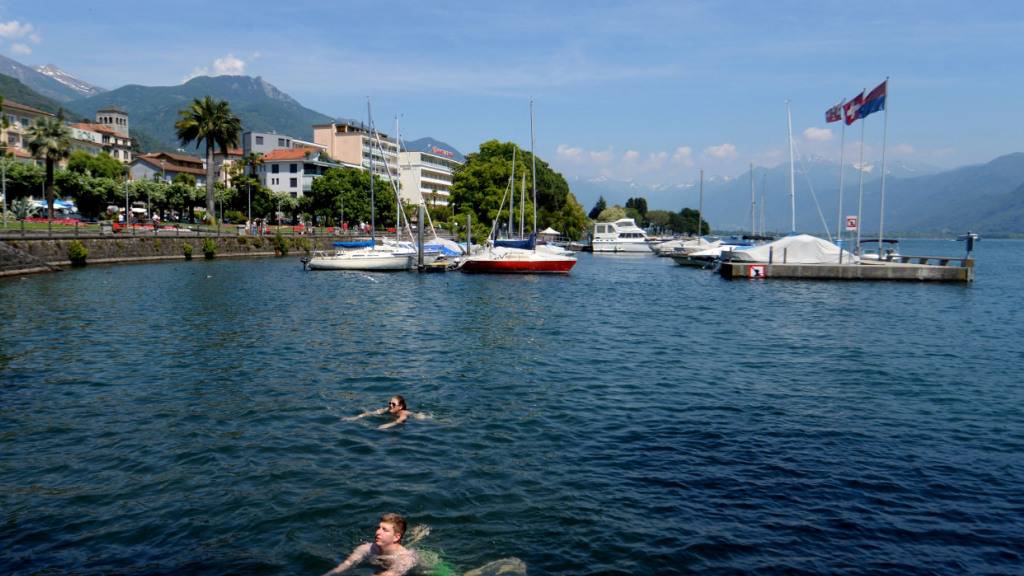 Entwarnung für Schwimmer: Die Blaualgen im Lago Maggiore bei Muralto TI haben sich aufgelöst. (Archivbild)